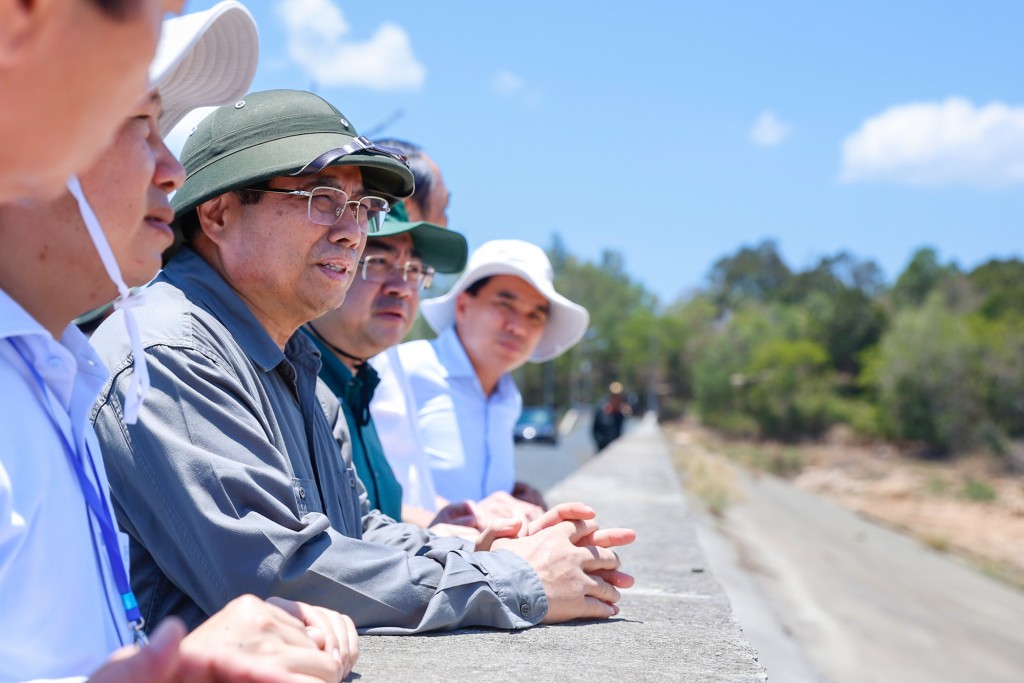 Thủ tướng Chính phủ đã khảo sát hồ chứa nước ngọt Dương Đông - Ảnh: VGP/Nhật Bắc