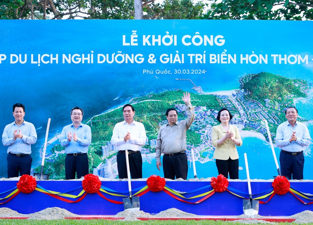 Thủ tướng khẳng định Chính phủ, các bộ, ngành đồng hành cùng Phú Quốc, Kiên Giang để thực hiện bằng được mục tiêu xây dựng, phát triển Phú Quốc xanh, sạch, đẹp, an toàn, văn minh hiện đại, nhân dân có cuộc sống ngày càng ấm no, hạnh phúc - Ảnh: VGP/Nhật Bắc