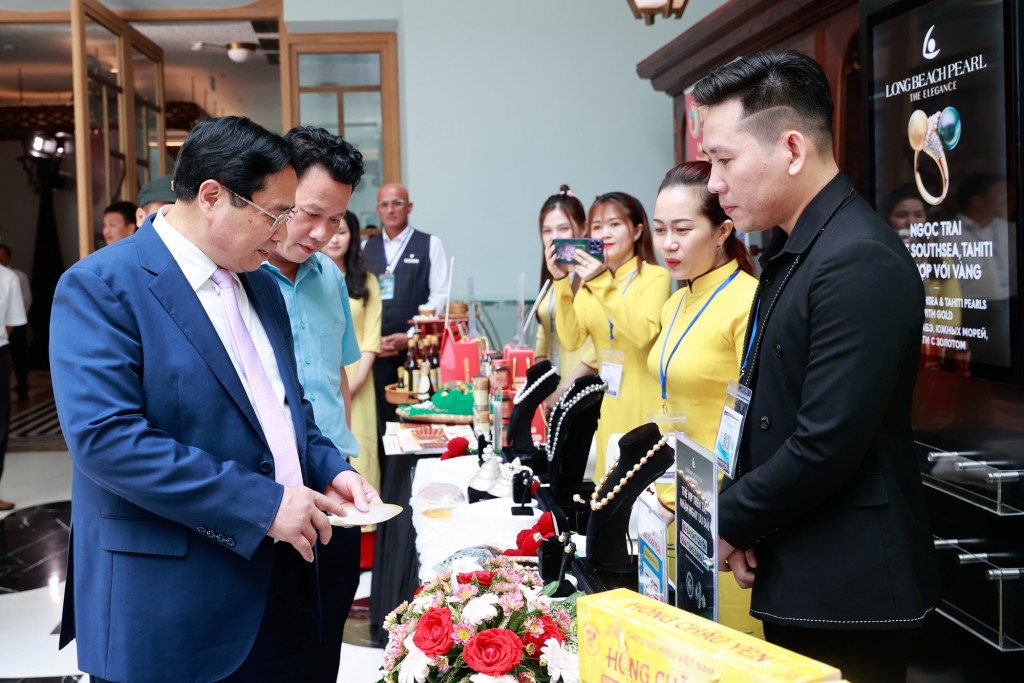 Thủ tướng tham quan các sản phẩm nổi tiếng của Phú Quốc được trưng bày bên lề Hội nghị - Ảnh: VGP/Nhật Bắc