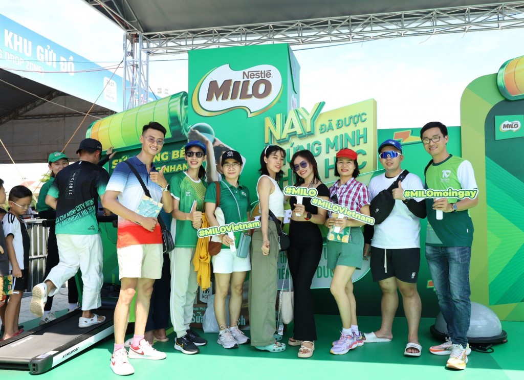 Vận động viên tham gia các hoạt động ý nghĩa nâng cao sức bền của nhãn hàng MILO trong khuôn khổ Tiền Phong Marathon 2024 