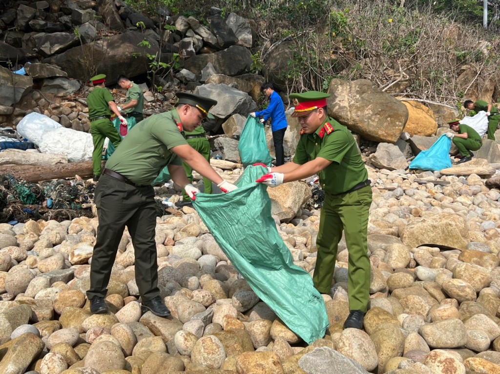 Nghĩa tình biên giới, biển đảo