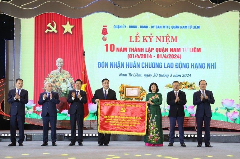 Lãnh đạo Thành uỷ, UBND TP Hà Nội tặng bức trướng, chúc mừng kỷ niệm 10 năm thành lập quận Nam Từ Liêm