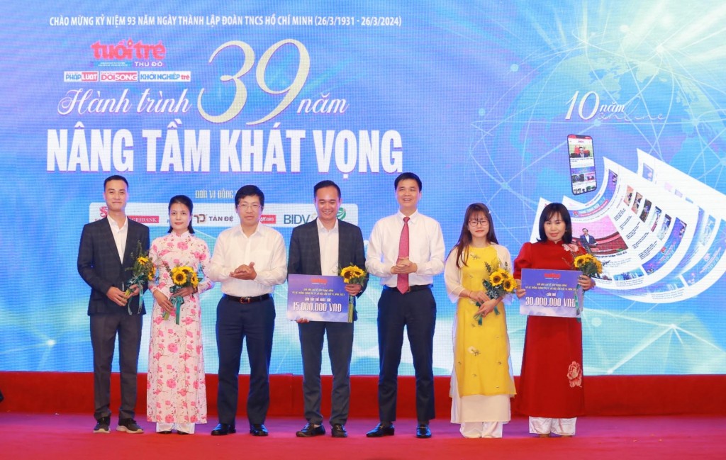 Cán bộ, phóng viên báo Tuổi trẻ Thủ đô nhận khen thưởng vì có thành tích cao trong giải báo chí Xây dựng Đảng và hệ thống chính trị thành phố Hà Nội