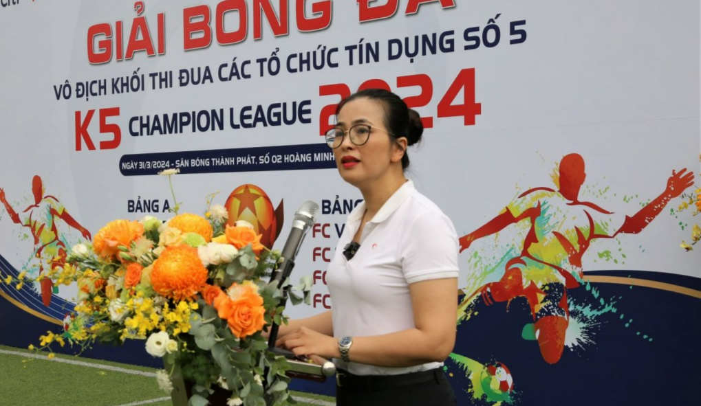 Đại diện cho Co-opBank - Khối Trưởng năm 2024, bà Vũ Thanh Hằng - Thành viên Hội đồng quản trị chuyên trách, Trưởng Ban Tổ chức phát  biểu khai mạc giải bóng đá vô địch Khối 5 năm 2024