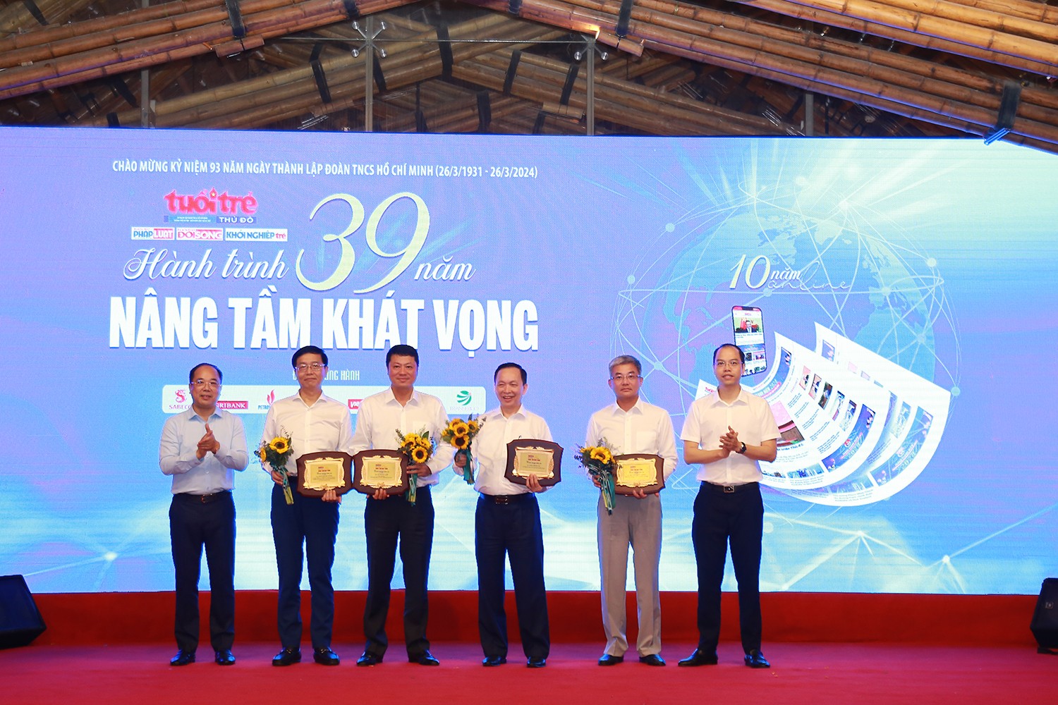 Đồng chí Nguyễn Tiến Hưng, Ủy viên BCH Trung ương Đoàn, Phó bí thư Thành đoàn Hà Nội và Nhà báo Nguyễn Mạnh Hưng, Tổng biên tập báo Tuổi trẻ Thủ đô tặng hoa tri ân các đồng chí: TS Đào Minh Tú, Phó Thống đốc Thường trực Ngân hàng Nhà nước Việt Nam; Ông Lê Ngọc Lâm, Tổng giám đốc Ngân hàng TMCP Đầu tư và Phát triển Việt Nam BIDV; Ông Nguyễn Quốc Cường - Chủ tịch HĐQT Ngân hàng HTX VN (Co-opBank); Ông Trần Quang Dũng, Ủy viên Ban thường vụ Đảng ủy, Trưởng Ban tuyên giáo, Trưởng ban Truyền thông và Đồng chí Nguyễn Tiến Hưng, Ủy viên BCH Trung ương Đoàn, Phó bí thư Thành đoàn Hà Nội và Nhà báo Nguyễn Mạnh Hưng, Tổng biên tập báo Tuổi trẻ Thủ đô tặng hoa tri ân các đồng chí: TS Đào Minh Tú, Phó Thống đốc Thường trực Ngân hàng Nhà nước Việt Nam; Ông Lê