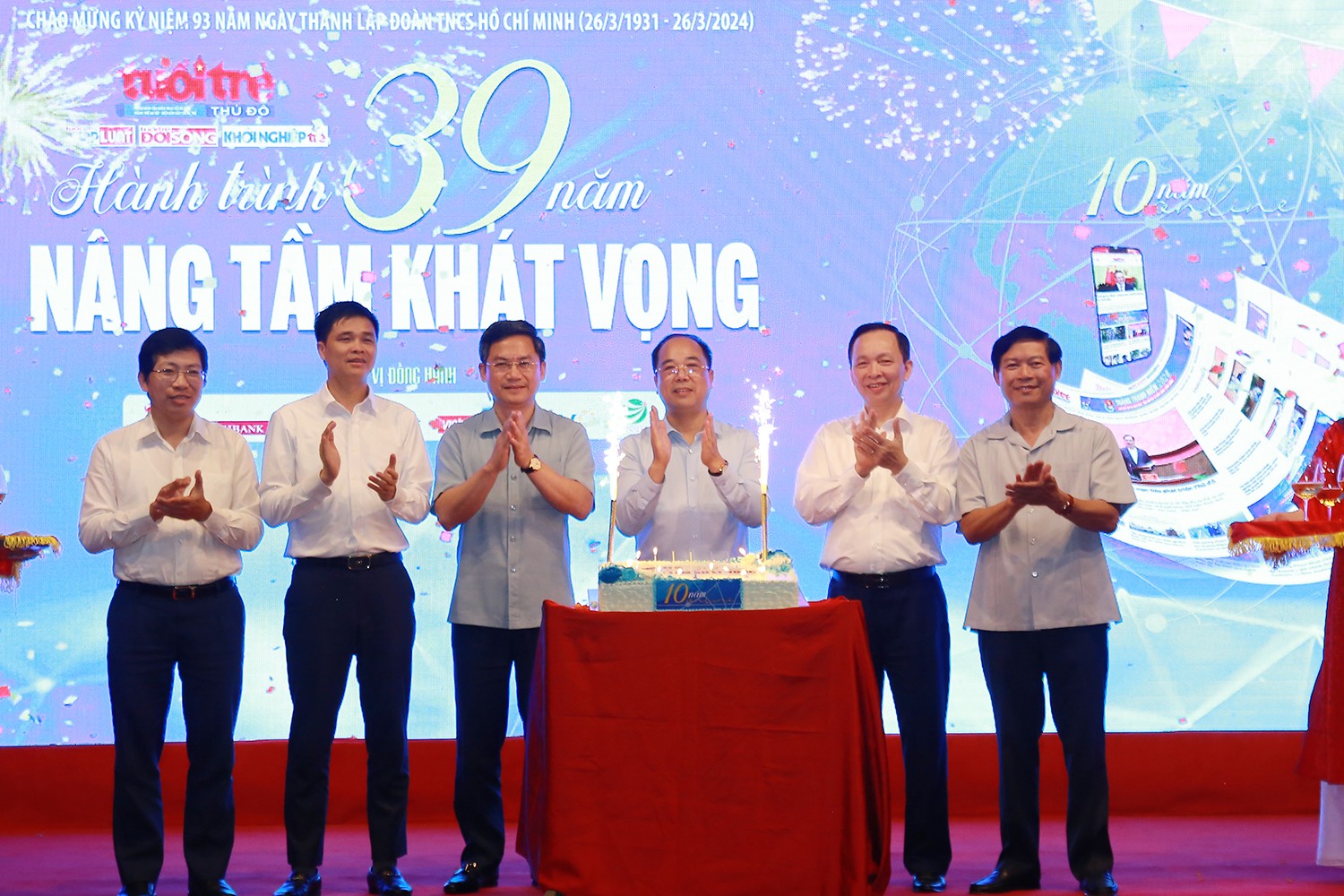 Các đại biểu cùng cắt bánh chúc mừng Báo Tuổi trẻ Thủ đô 39 năm