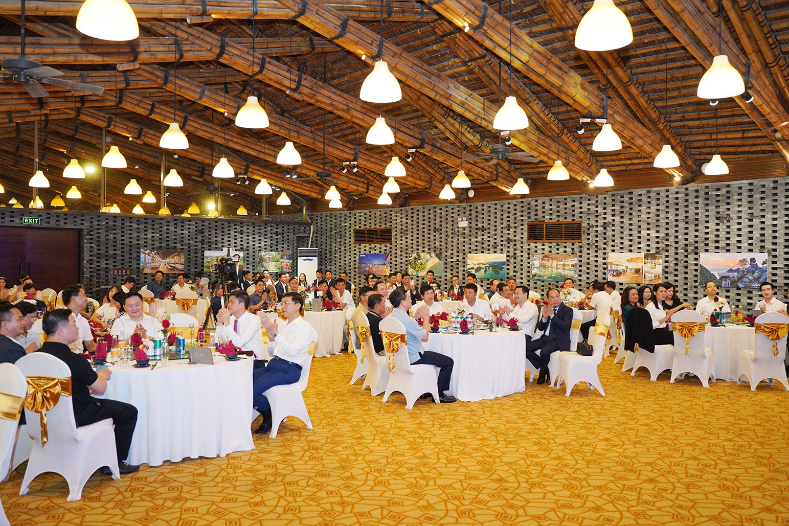 Quang cảnh buổi lễ ấm áp và trang trọng Quang cảnh buổi lễ ấm áp và trang trọng