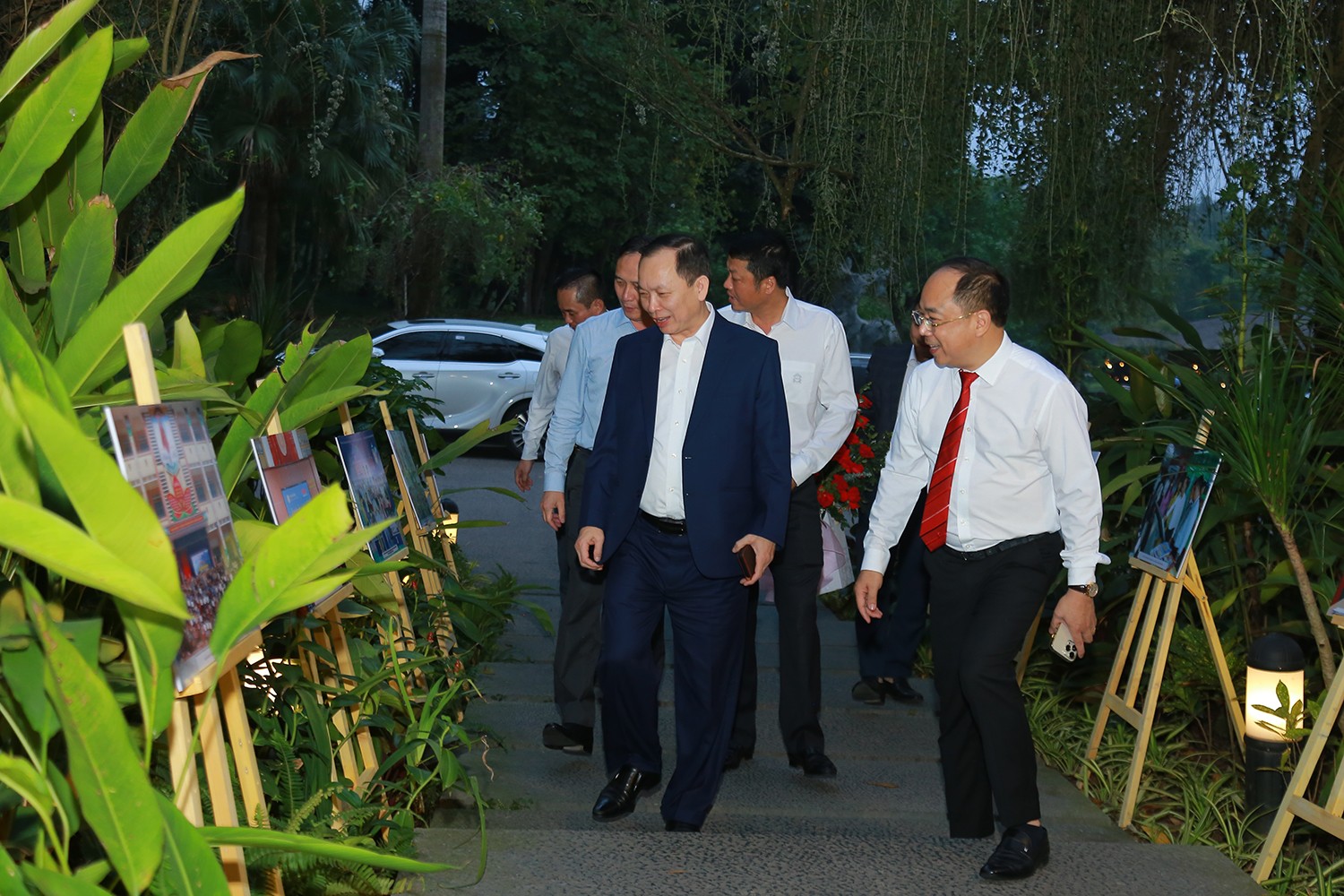 Các đại biểu tham quan khu vực triển lãm tranh tại sảnh sự kiện Các đại biểu tham quan khu vực triển lãm tranh tại sảnh sự kiện