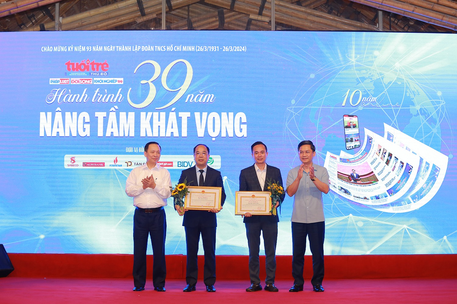 Đồng chí Đào Minh Tú, Phó Thống đốc Thường trực Ngân hàng NNVN và đồng chí Hà Minh Hải. Phó chủ tịch UBND TP Hà Nội tặng hoa và trao bằng khen cho Ban Biên tập Báo Tuổi trẻ Thủ đô Đồng chí Đào Minh Tú, Phó Thống đốc Thường trực Ngân hàng NNVN và đồng chí Hà Minh Hải. Phó chủ tịch UBND TP Hà Nội tặng hoa và trao bằng khen cho Ban Biên tập Báo Tuổi trẻ Thủ đô