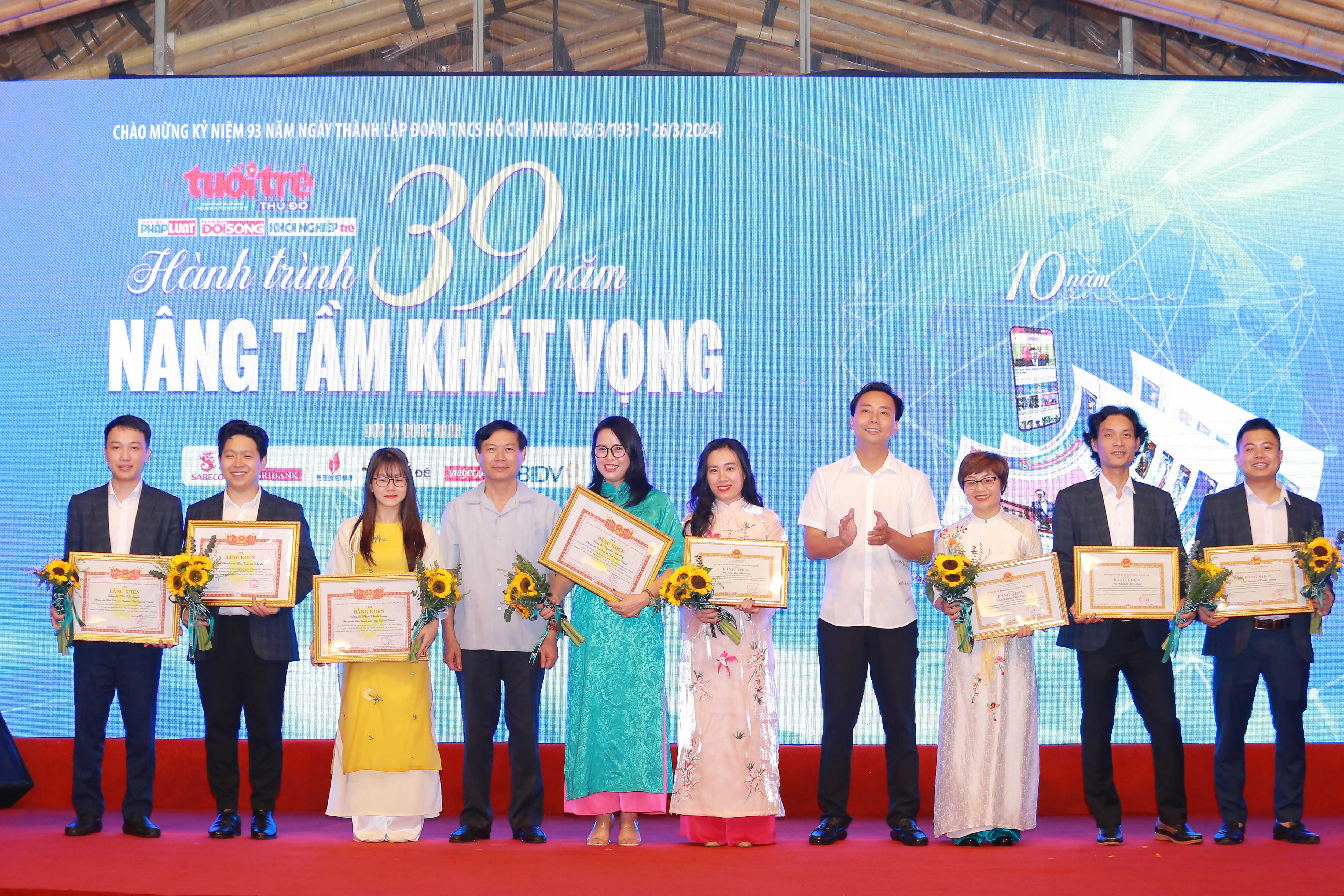 Các phóng viên báo Tuổi trẻ Thủ đô nhận bằng khen của thành phố và Thành đoàn Hà Nội