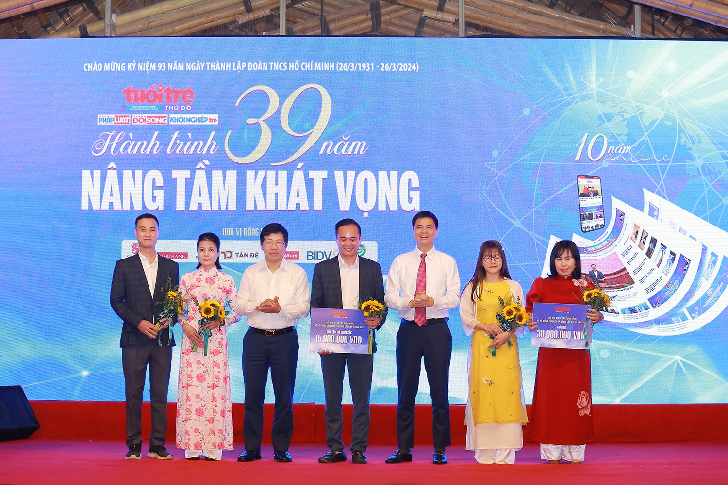 Cán bộ, phóng viên báo Tuổi trẻ Thủ đô nhận khen thưởng vì có thành tích cao trong giải báo chí Xây dựng Đảng và hệ thống chính trị thành phố Hà Nội