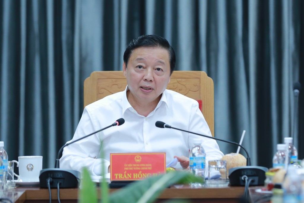 Phó Thủ tướng Trần Hồng Hà đề nghị EVN, EVNNPT xây dựng phương án huy động, sử dụng hiệu quả trang thiết bị đóng cọc móng - Ảnh: VGP/Minh Khôi