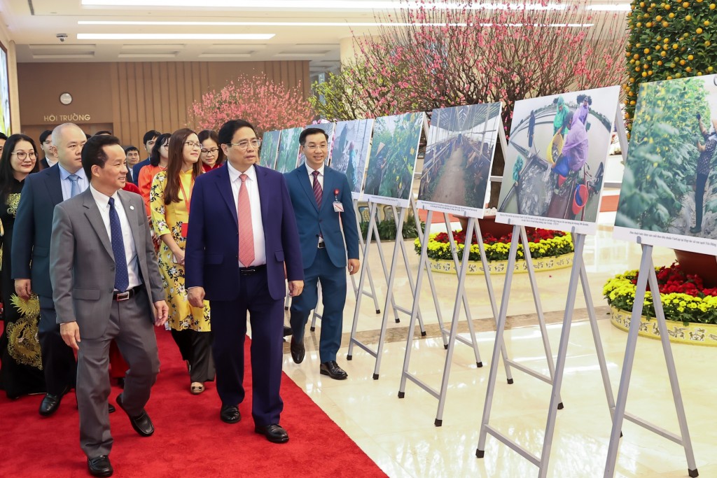 Thủ tướng tham quan triển lãm ảnh trước khi dự Diễn đàn kinh tế hợp tác, hợp tác xã năm 2024 - Ảnh: VGP/Nhật Bắc