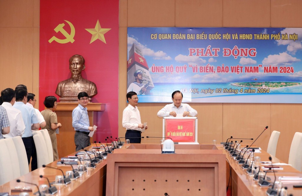 Đoàn ĐBQH và HĐND TP ủng hộ Quỹ Vì biển, đảo Việt Nam