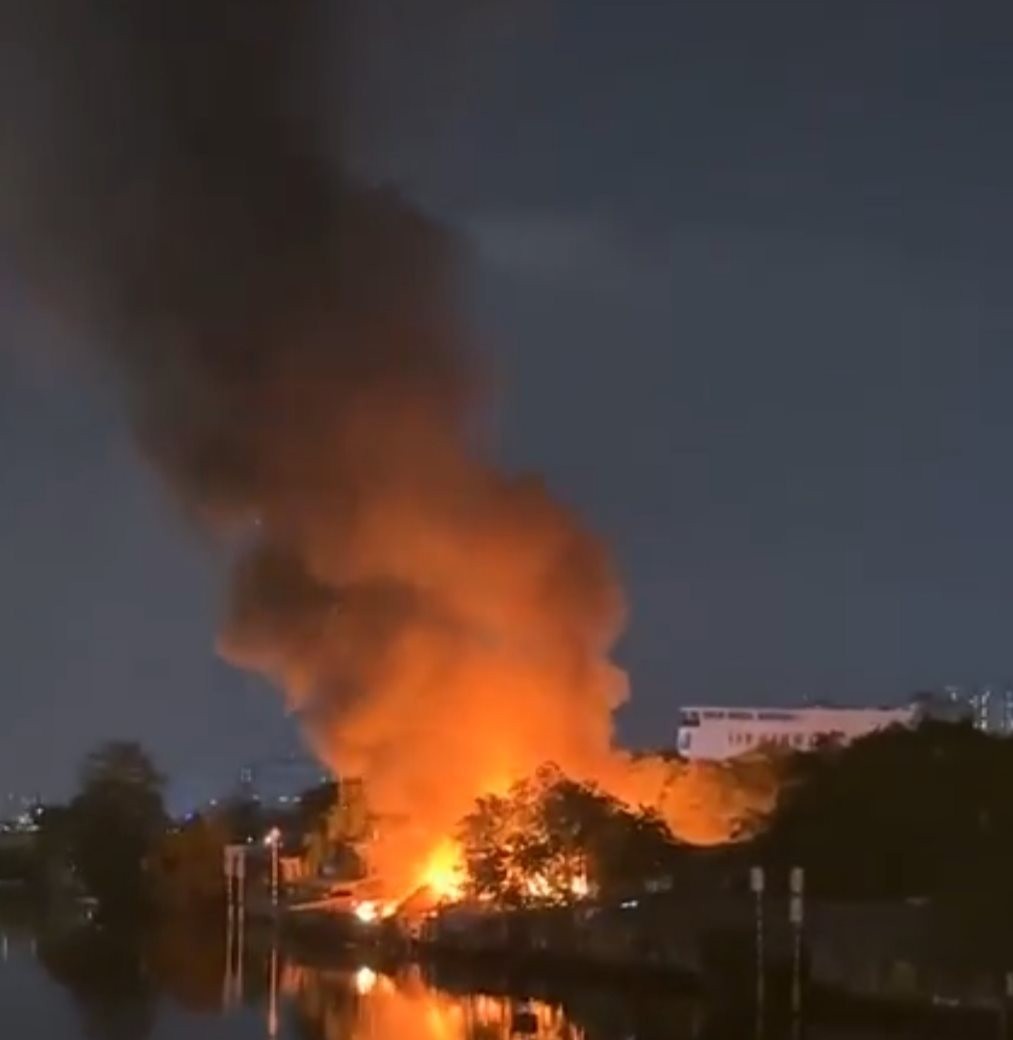 Vụ cháy lớn tại xưởng gỗ ven kênh Tàu Hũ, đường Phạm Thế Hiển, Quận 8 trong đêm 1/4 khiến người dân TP HCM hoang mang