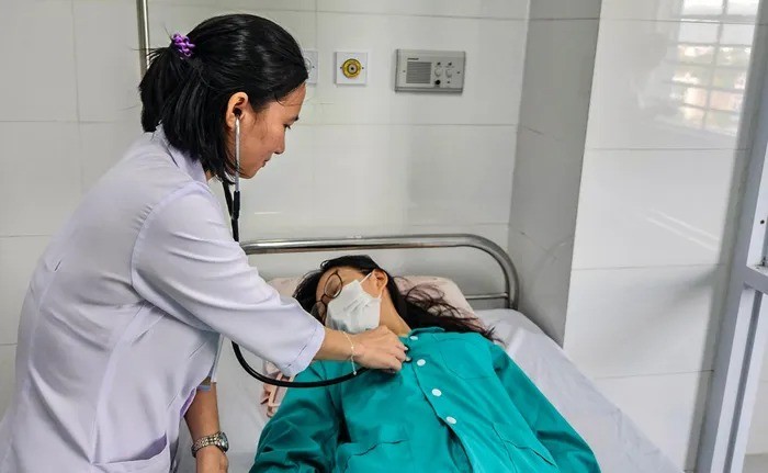 Một học sinh đang điều trị tại Bệnh viện Đa khoa Yersin Nha Trang, nghi do ngộ độc sau khi ăn cơm gà bán trước cổng trường.
