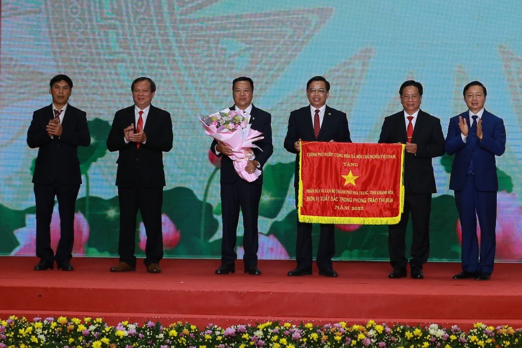 Phó Thủ tướng Trần Hồng Hà trao tặng Cờ thi đua của Chính phủ cho thành phố Nha Trang - Ảnh: VGP/Minh Khôi