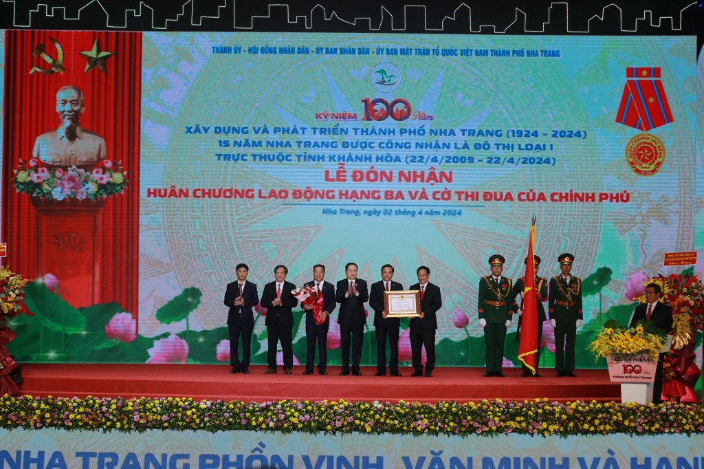 Phó Chủ tịch Thường trực Quốc hội Trần Thanh Mẫn trao Huân chương Lao động hạng Ba cho thành phố Nha Trang - Ảnh: VGP/Minh Khôi