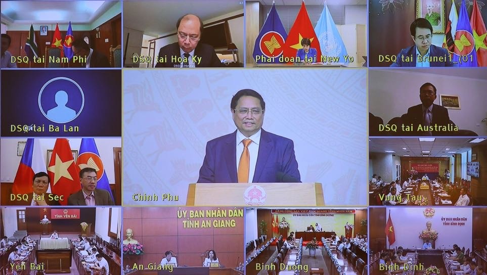 Hội nghị được tổ chức trực tiếp kết hợp trực tuyến với các cơ quan đại diện Việt Nam ở nước ngoài và UBND các tỉnh, thành phố trực thuộc Trung ương - Ảnh: VGP/Nhật Bắc