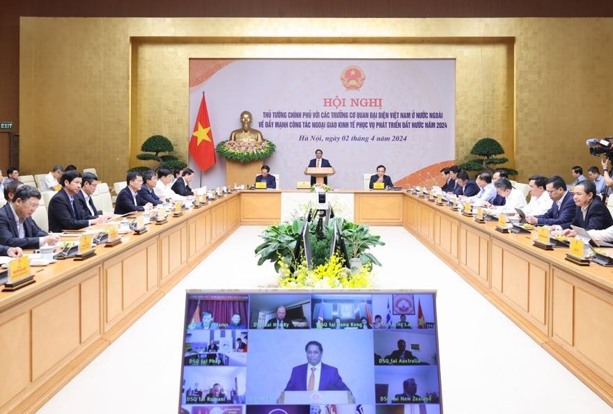 Thủ tướng Chính phủ Phạm Minh Chính chủ trì Hội nghị với các trưởng cơ quan đại diện Việt Nam ở nước ngoài về đẩy mạnh công tác ngoại giao kinh tế phục vụ phát triển đất nước năm 2024 - Ảnh: VGP/Nhật Bắc