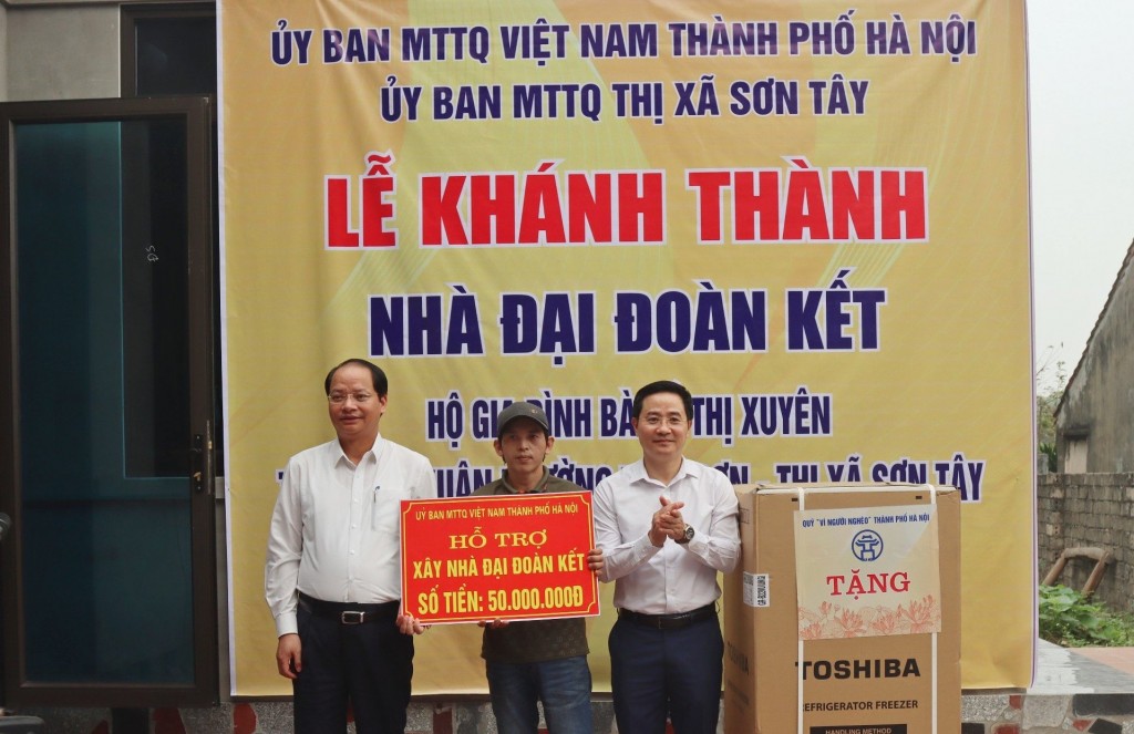 Trao kinh phí xây, sửa nhà cho 10 hộ nghèo thị xã Sơn Tây