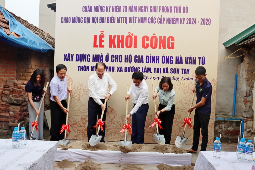Trao kinh phí xây, sửa nhà cho 10 hộ nghèo thị xã Sơn Tây