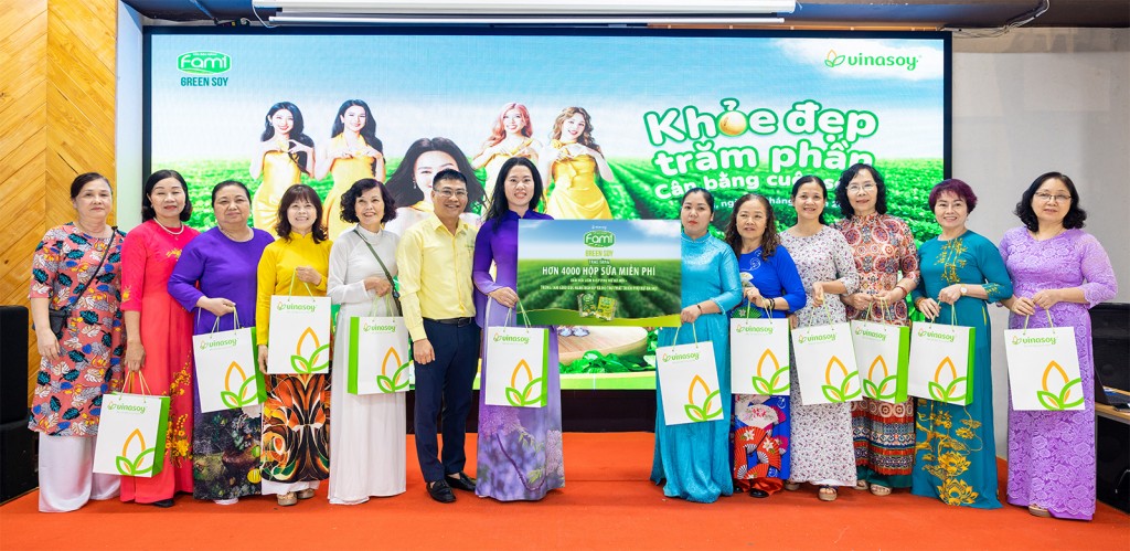 Đại diện nhãn hàng Fami trao biểu trưng tặng hơn 4000 hộp sữa miễn phí đến Trung tâm giáo dục nghề nghiệp và phát triển phụ nữ Hà Nội.