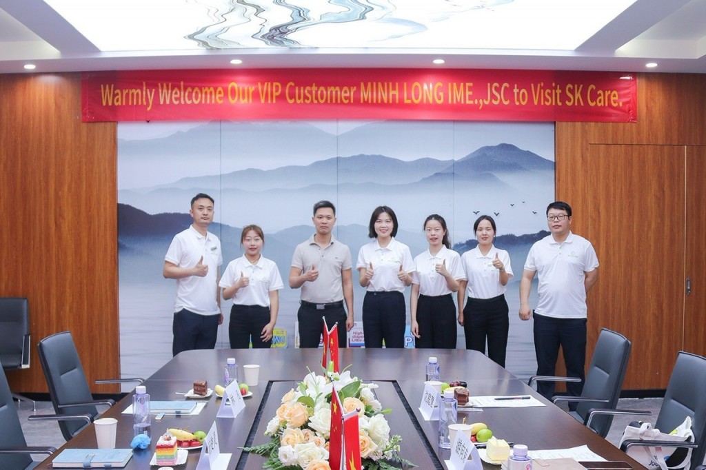 Cam kết chất lượng từ CEO Nguyễn Tuấn Linh (Thứ 3 từ trái sang)