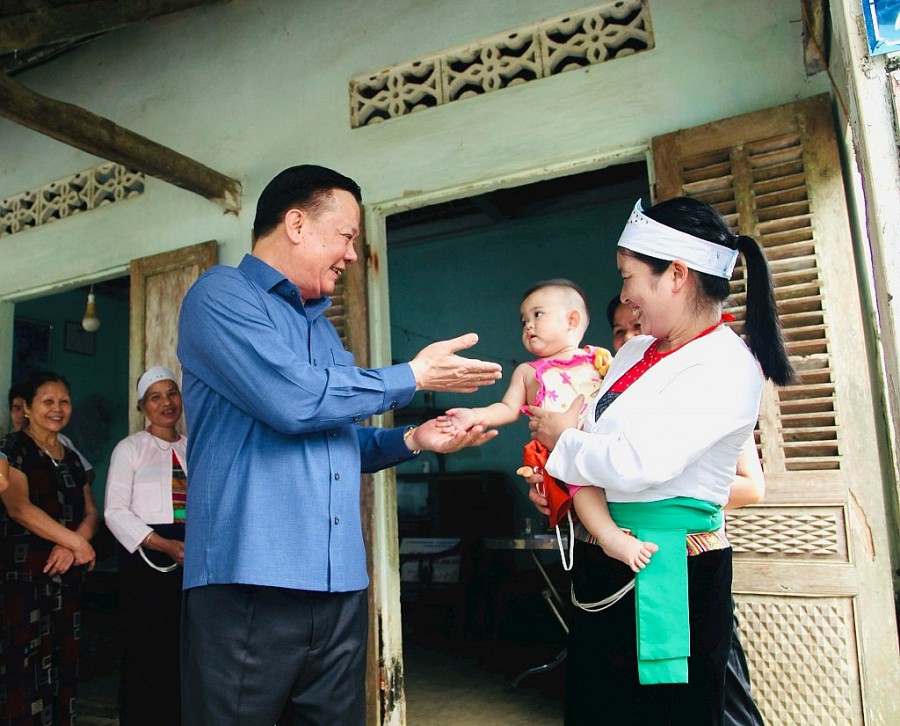 Bí thư Thành ủy Đinh Tiến Dũng chia sẻ niềm vui, động viên gia đình bà Hoàng Thị Quyết.