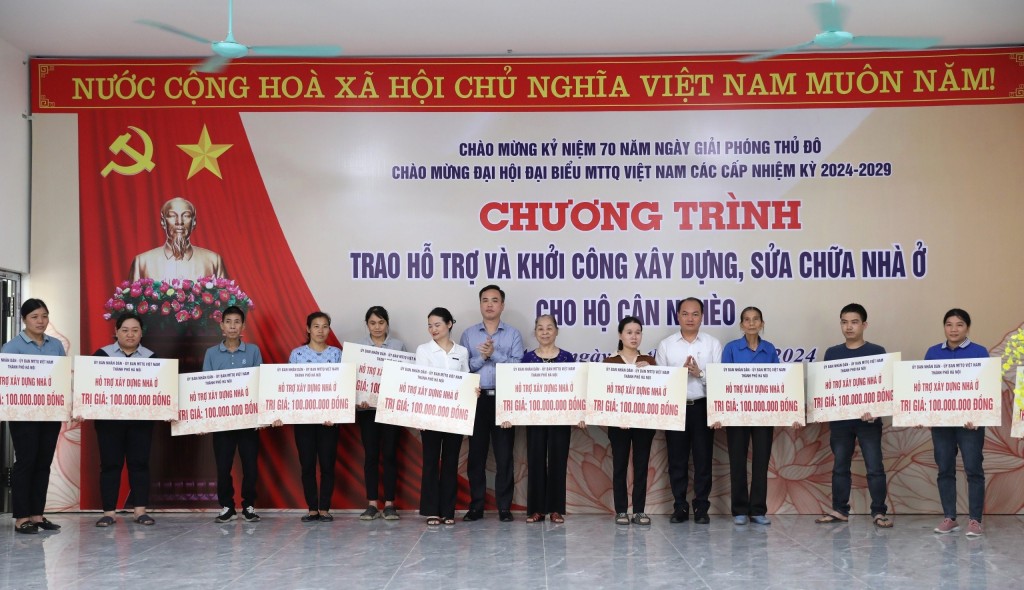 Các đại biểu trao kinh phí hỗ trợ xây, sửa nhà ở cho các hộ nghèo, cận nghèo