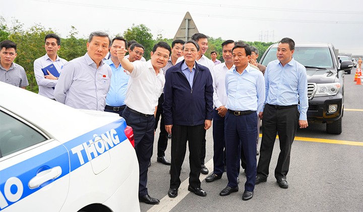 Phó Chủ tịch Quốc hội Nguyễn Đức Hải (giữa) cùng đoàn giám sát, khảo sát thực địa dự án Đường Hồ Chí Minh đoạn Cam Lộ - La Sơn và La Sơn - Túy Loan (cao tốc đi qua Quảng Trị - Huế - Đà Nẵng)