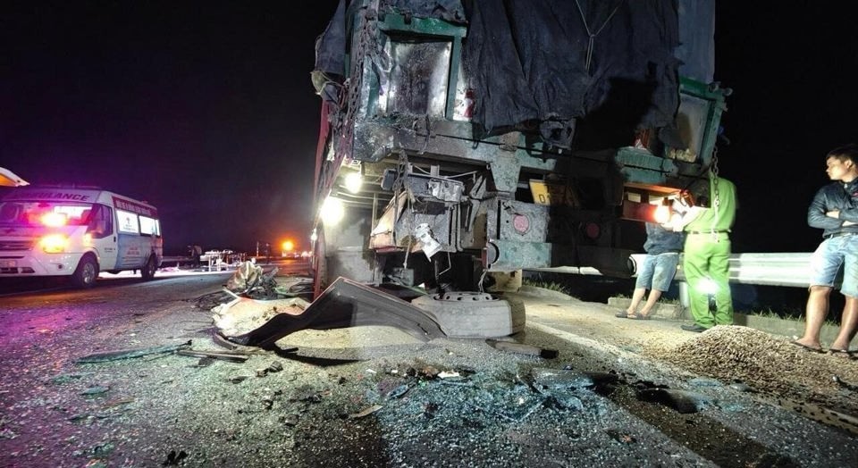 Hiện trường vụ tai nạn trên cao tốc Cam Lộ - La Sơn làm nhiều người thương vong ngày 10/3
