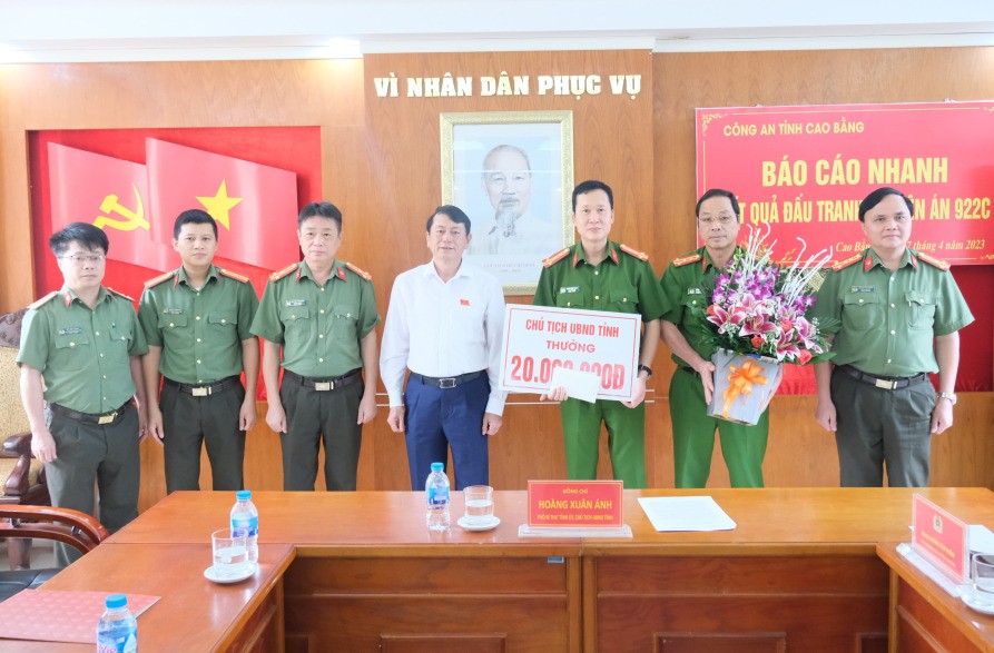 Chủ tịch UBND tỉnh Hoàng Xuân Ánh thưởng nóng Ban chuyên án 922C.