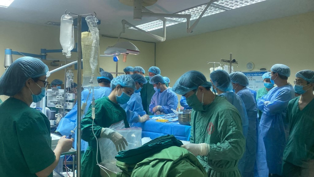 Ca phẫu thuật lấy tạng được triển khai ngay trong đêm với sự tham gia của 120 y bác sĩ, điều dưỡng, kỹ thuật viên chia thành nhiều ekip.