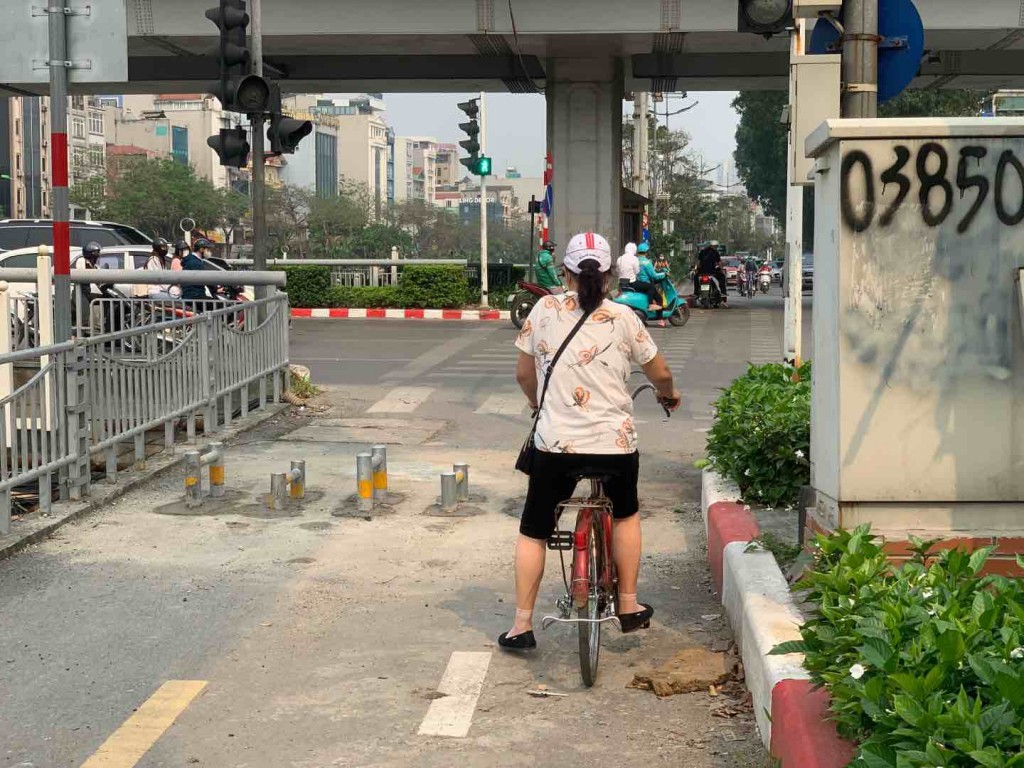 Hà Nội: Thay mới rào chắn tại tuyến đường dành riêng cho xe đạp