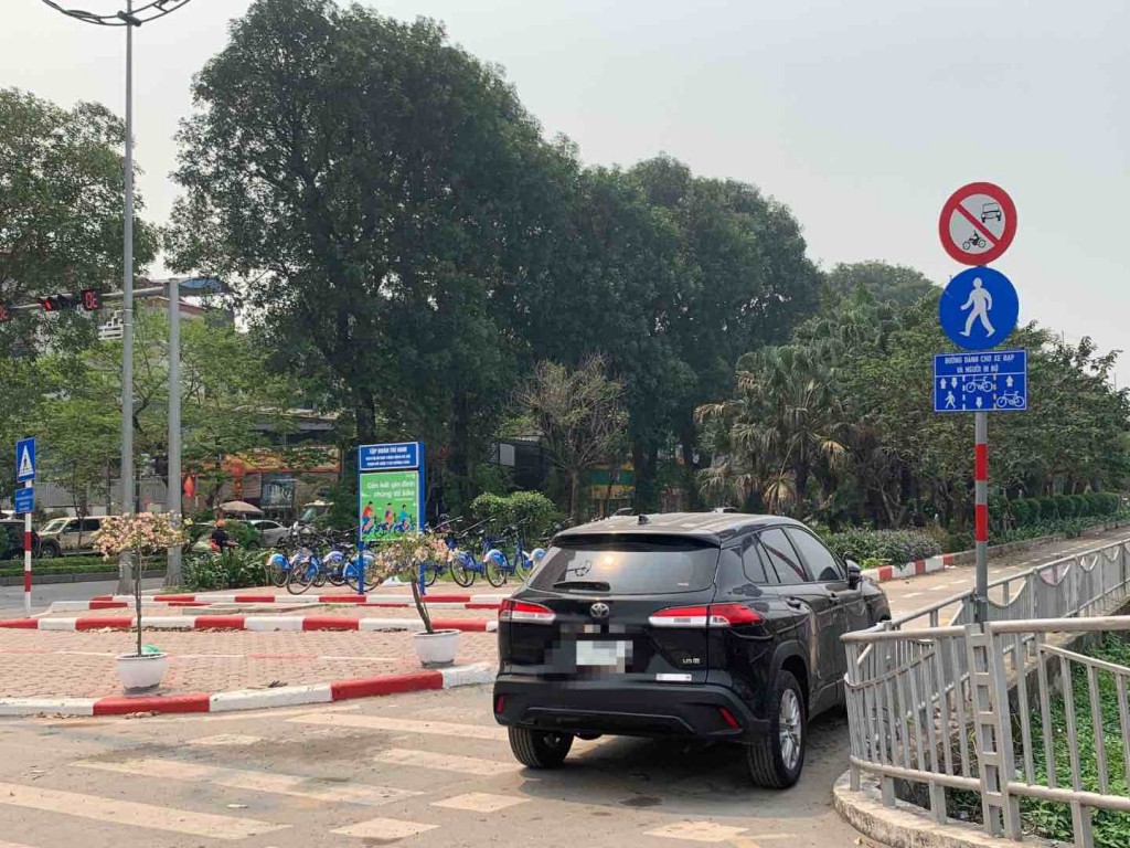 Hà Nội: Thay mới rào chắn tại tuyến đường dành riêng cho xe đạp