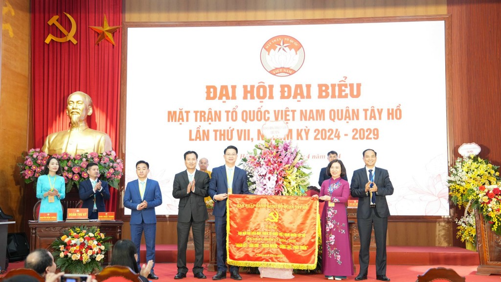 Đồng chí Lê Thị Thu Hằng trao bức chướng cho UB MTTQ Việt Nam quận Tây Hồ