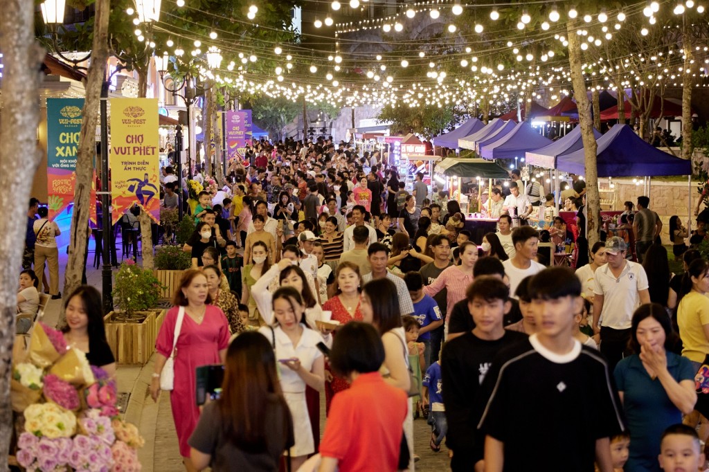 Chợ đêm bên biển Vui Phết là sản phẩm du lịch mới của Phú Quốc với đa dạng loại hình kinh doanh từ ẩm thực, cafe, đồ lưu niệm cùng các cửa hàng giới thiệu sản vật, đồ thủ công mỹ nghệ quảng bá văn hóa địa phương. Du khách trong và ngoài nước có thể mua sắ