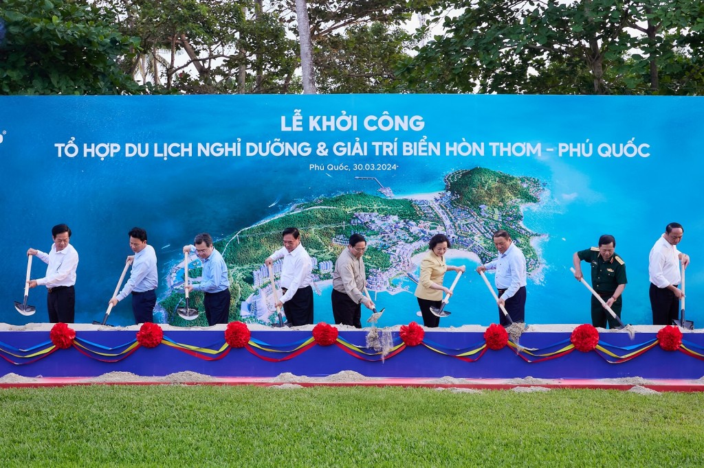 Thủ tướng tham dự lễ khởi công tổ hợp du lịch nghỉ dưỡng và giải trí biển Hòn Thơm - Phú Quốc, do Tập đoàn Sun Group đầu tư, với tổng vốn 50.000 tỷ đồng. Tại sự kiện, Thủ tướng đánh giá cao cách Tập đoàn Sun Group  tham gia phát triển kinh tế du lịch và l