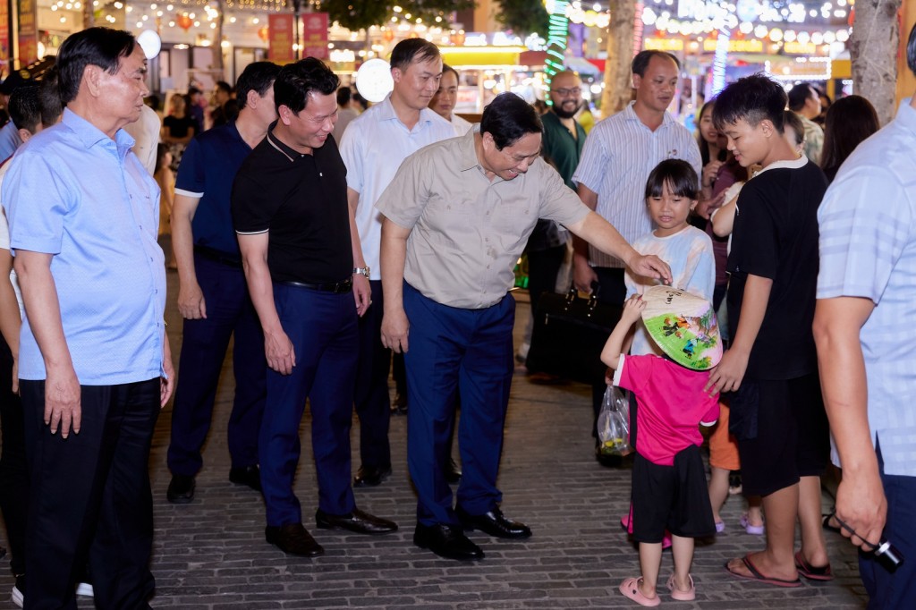 Tối 30/3, Thủ tướng trực tiếp thăm hỏi các hộ kinh doanh và du khách tại chợ đêm Vui Phết (Thị trấn Hoàng Hôn, An Thới, Phú Quốc). Ảnh: Minh Khánh