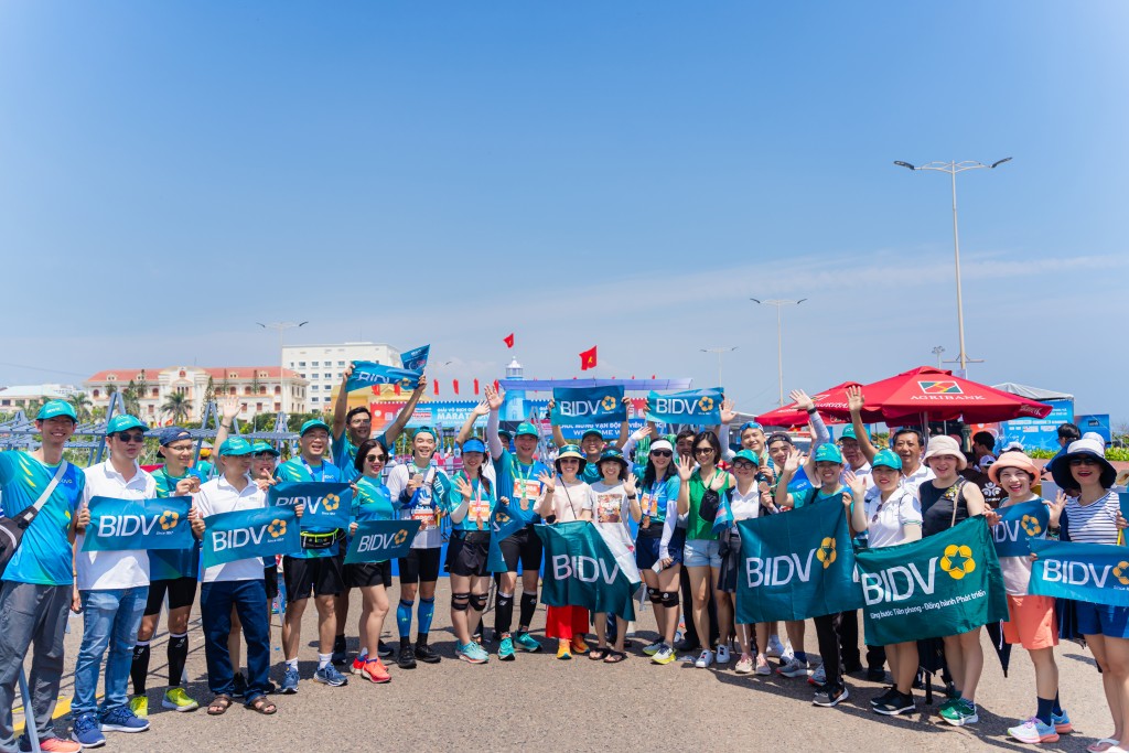 Hơn 250 VĐV BIDV tham gia giải chạy Tiền Phong Marathon 2024 (1)