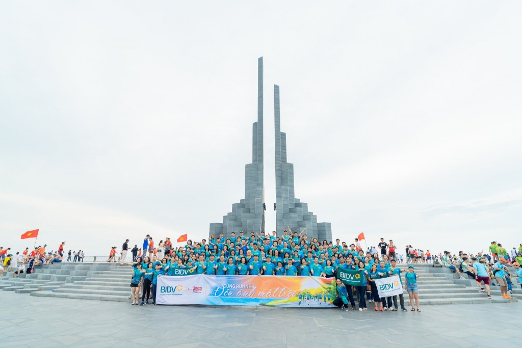 Toàn đoàn 250 VĐV BIDV tham gia giải chạy Tiền Phong Marathon chụp hình tại Tháp Nghinh Phong, TP Tuy Hoà, Phú Yên (1)