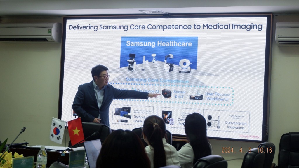 Đại diện Công ty Samsung Healthcare Việt Nam giới thiệu các giải pháp công nghệ chẩn đoán hình ảnh y tế