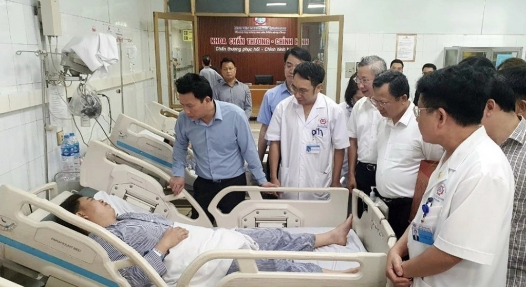 Bộ trưởng Bộ Tài nguyên và Môi trường Đặng Quốc Khánh cùng đoàn công tác đến thăm, hỗ trợ công nhân bị thương đang được theo dõi, điều trị sức khỏe tại Bệnh viện Đa khoa tỉnh Quảng Ninh