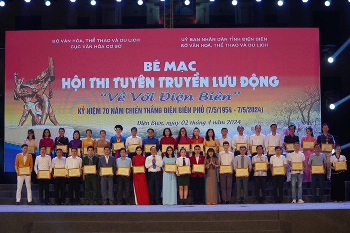 Thứ trưởng Bộ Văn hóa Thể thao và Du lịch Trịnh Thị Thuỷ trao Bằng khen cho các đơn vị có thành tích trong công tác phối hợp tổ chức Hội thi