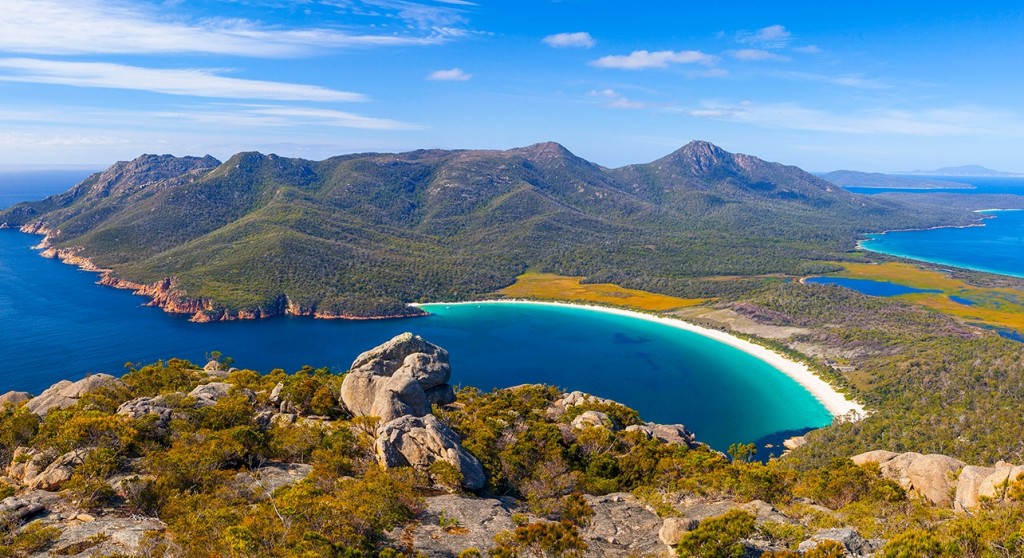 Nước Úc có đến 8,222 hòn đảo lớn nhỏ khác nhau, trong đó, Tasmania là một trong những hòn đảo đẹp nhất và đồng thời cũng là một trong ba hòn đảo lớn nhất của quốc gia này. Đây cũng là hòn đảo yên bình và có bầu không khí trong lành nhất trên trái đất nhờ sở hữu lượng lớn các khu rừng nguyên sinh đã tồn tại lâu đời. Nếu có dự định khám phá Tasmania, bạn có thể tham khảo tour Vietravel với mức giá từ 61.9 Triệu Đồng. Bên cạnh đó, Perth cũng là vùng đất xanh, được mệnh danh là “nàng tiên” xinh đẹp miền Viễn Tây nước Úc với chi phí cho hành trình từ 66.9 Triệu Đồng. Với chất lượng môi trường đảm bảo và chi phí không quá đắt đỏ, Perth được ngợi ca là thủ phủ của sự hiền hòa và thanh tịnh, cho bạn chuyến du lịch và nghỉ dưỡng thật yên bình.