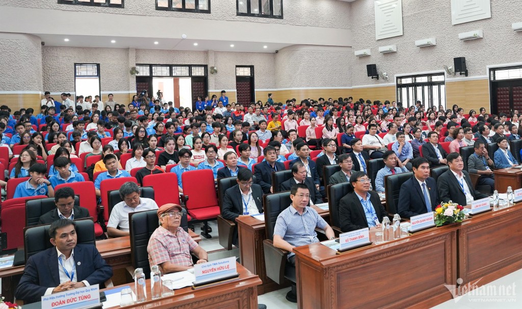 Lãnh đạo tỉnh Bình Định, cùng các giảng viên, sinh viên Trường ĐH Quy Nhơn lắng nghe chia sẻ từ Bộ trưởng Nguyễn Mạnh Hùng. Ảnh: Hồ Giáp