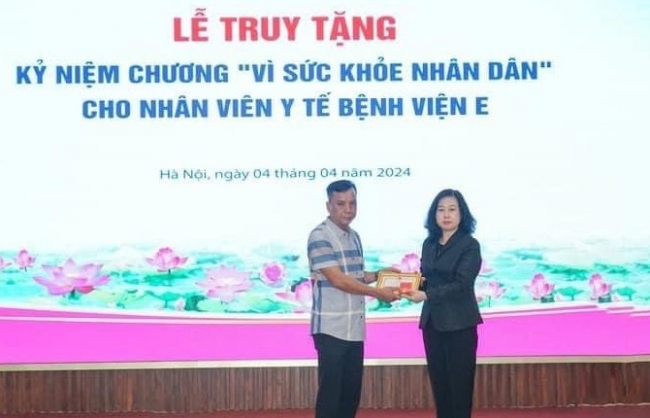 Truy tặng kỷ niệm chương nhân viên y tế hiến đa tạng cứu người