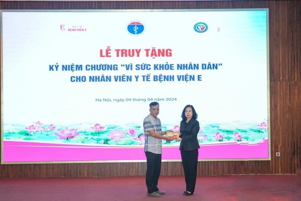 Bộ Trưởng Bộ Y tế Đào Hồng Lan truy tặng Kỷ niệm chương “Vì sức khỏe nhân dân” cho nữ nhân viên y tế hiến đa tạng cứu người bệnh.