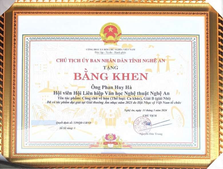 Chủ tịch UBND tỉnh Nghệ An tặng bằng khen